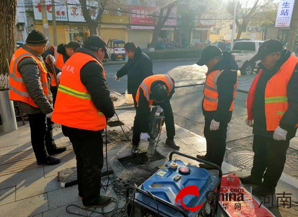 驻马店开发区城市管理局对辖区市政道路进行精细巡查和维修