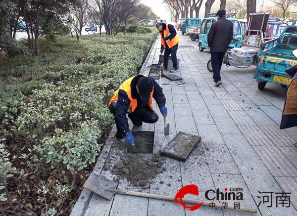 驻马店开发区城市管理局对辖区市政道路进行精细巡查和维修