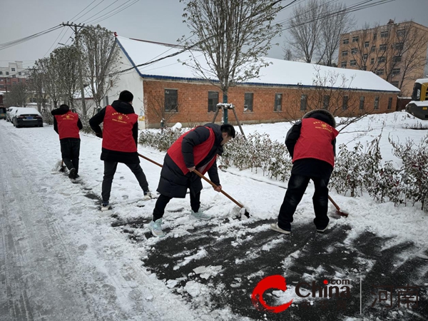 驻马店市驿城区板桥镇：铲雪除冰保出行，服务群众暖人心