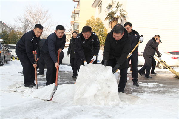 商丘交警支队雪后开展铲雪除冰活动 消除安全隐患 今日聚焦