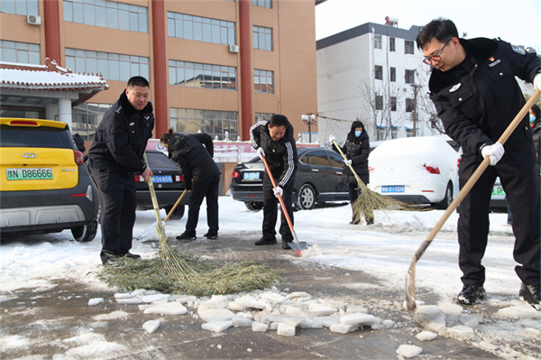 商丘交警支队雪后开展铲雪除冰活动 消除安全隐患