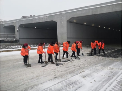 ​信阳市羊山新区：广大干群齐上阵 军民同心铲雪忙 环球视讯